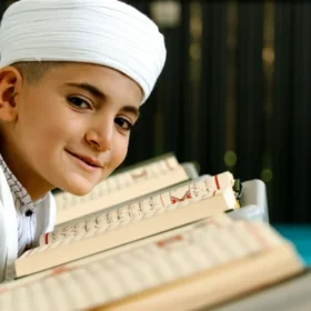 Mengapa Harus Beradab pada Anak Yatim? Pelajarannya dari Rasulullah