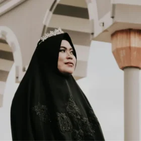 Benarkah Wanita yang Sudah Menopause Boleh Menanggalkan Pakaiannya? Ini Penjelasan Islam yang Sering Disalahpahami
