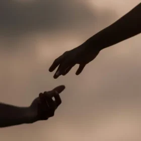 Sembunyi dalam Berbuat Baik: Bolehkah Merahasiakan Amal Saleh?