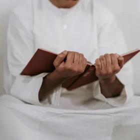 Ketuk Pintu Langit: Daftar Doa Utama yang Wajib Diamalkan di Bulan Ramadhan