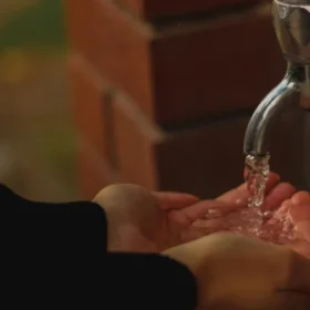 Berwudhu Haruskah Menutup Aurat? Kupas Tuntas Hukum dan Adabnya!